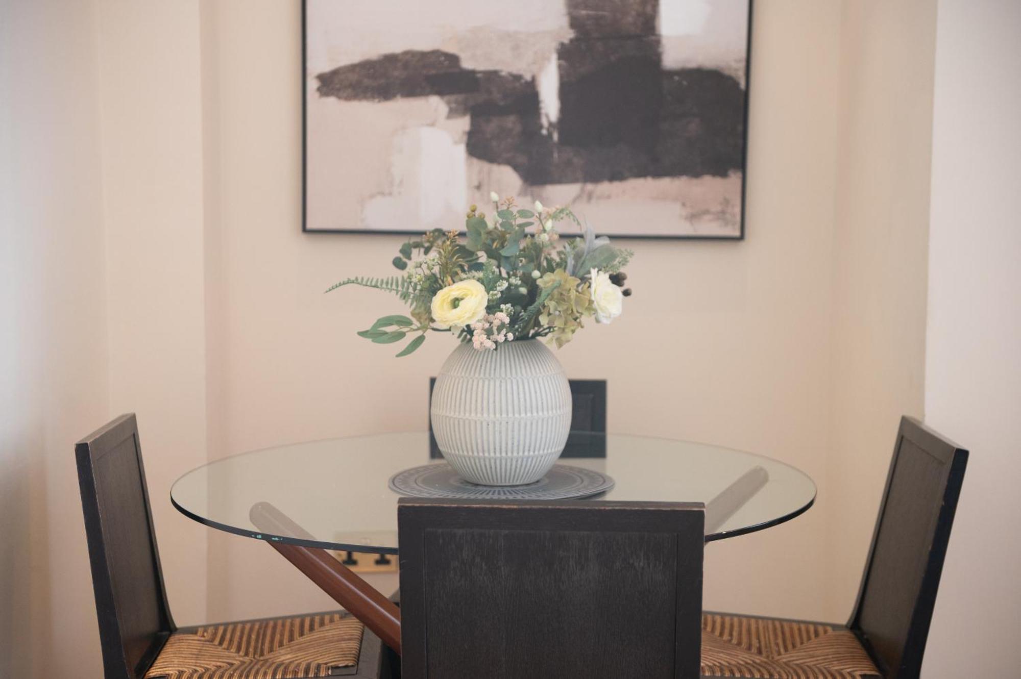 Capital One Bedroom Flat Chelsea Cloisters 724 Londra